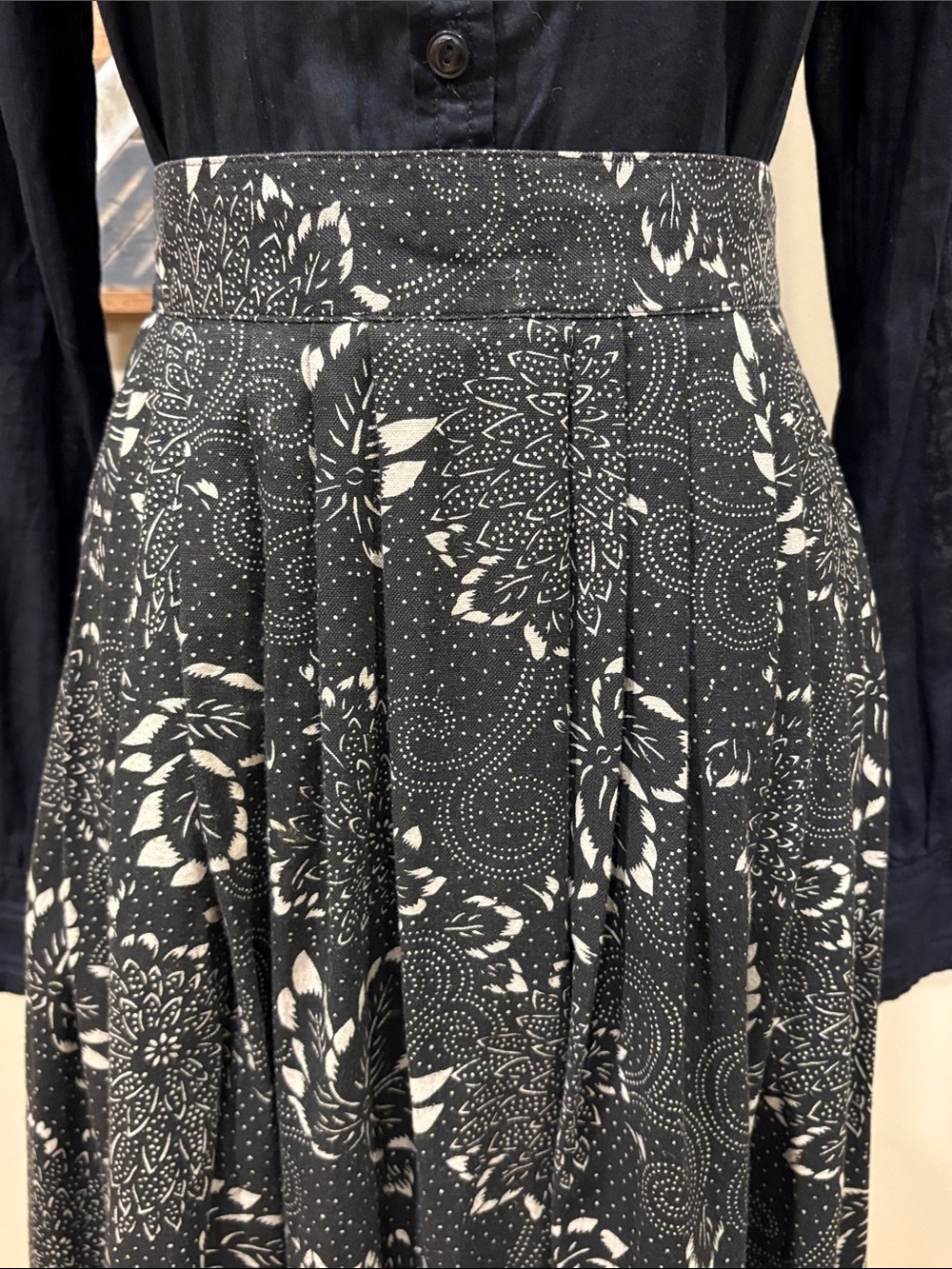 Vintage Ralph Lauren 80s Black and Cream Floral Pleated A-Line Skirt size 6 - Picture 3 of 15